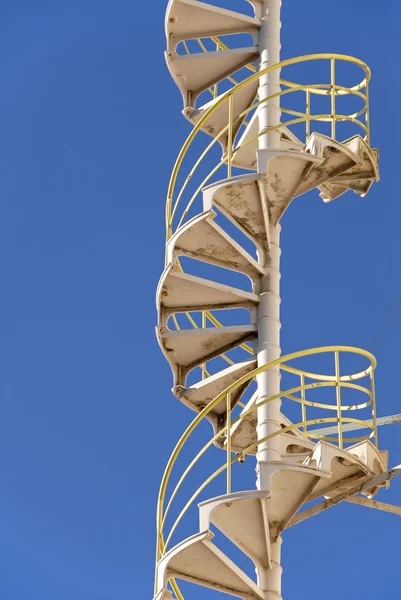 Промышленная спиральная лестница — стоковое фото