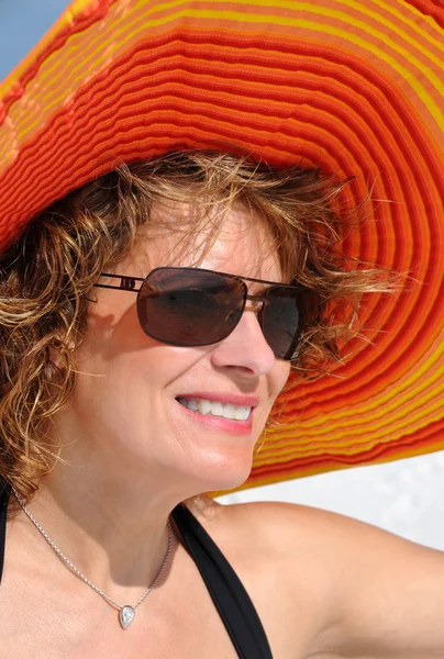 Atractiva mujer con sombrero de verano — Foto de Stock