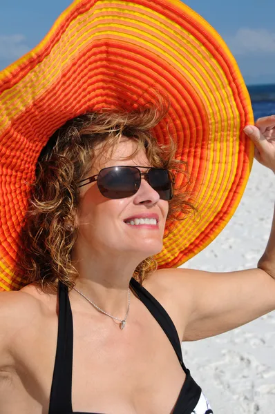 Ελκυστική γυναίκα φοράει καπέλο καλοκαίρι — Φωτογραφία Αρχείου