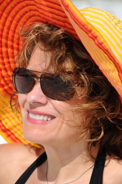 有吸引力的女人穿着夏天帽子 — 图库照片
