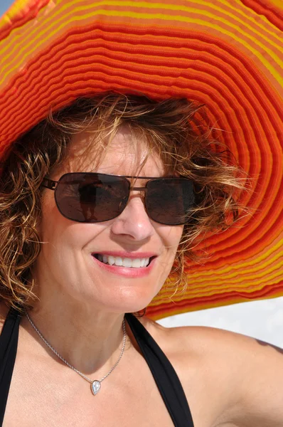 Atraktivní žena nosí letní klobouk — Stock fotografie