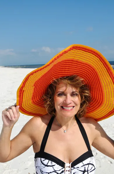 Приваблива жінка в літньому капелюсі — стокове фото