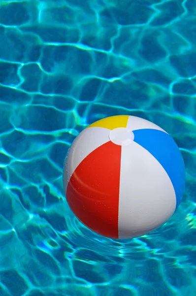 Bola de praia na piscina — Fotografia de Stock