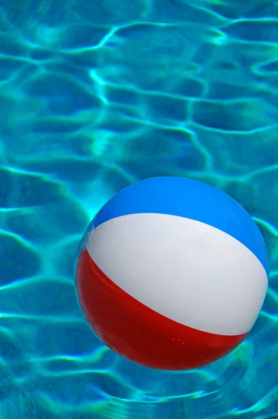 プールのビーチボール — ストック写真