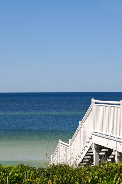 Лестница на пляж — стоковое фото