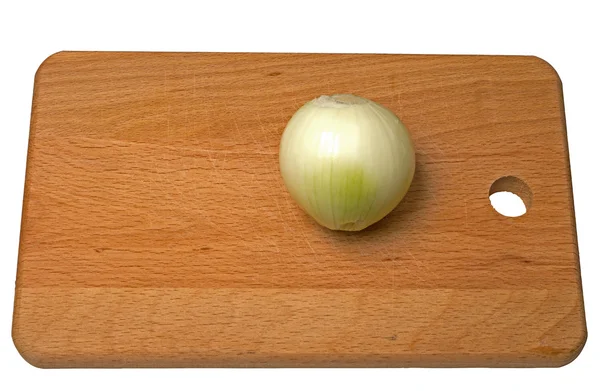 La cebolla en la tabla de pan — Foto de Stock
