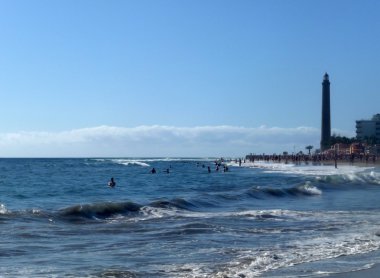 Maspalomas deniz feneri ve plaj görünümü