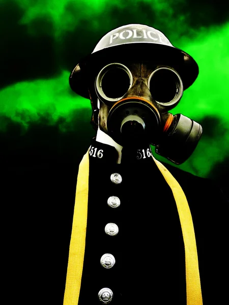 Policista s plynová maska — Stock fotografie
