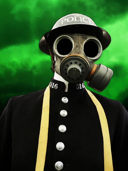 Politieagent met gasmask — Stockfoto