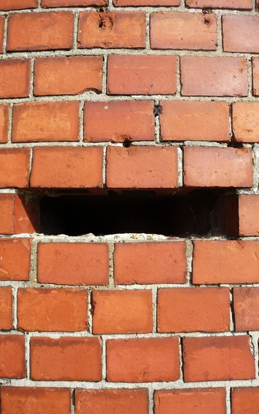 Buraco em uma parede de tijolo — Fotografia de Stock