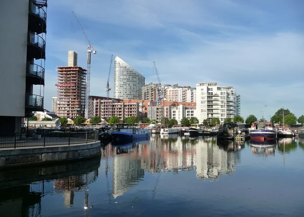 Docklands weerspiegeld weergave — Stockfoto