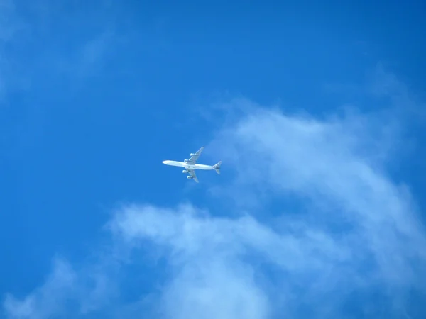 Avião voando alto — Fotografia de Stock