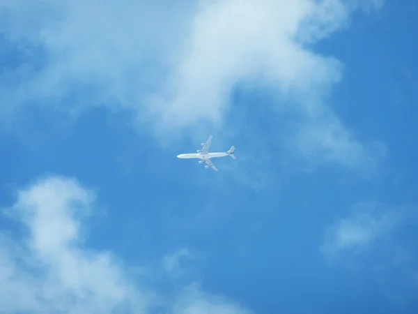 Yüksekten uçuyor uçak — Stok fotoğraf