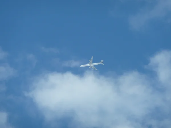 Avião voando alto — Fotografia de Stock