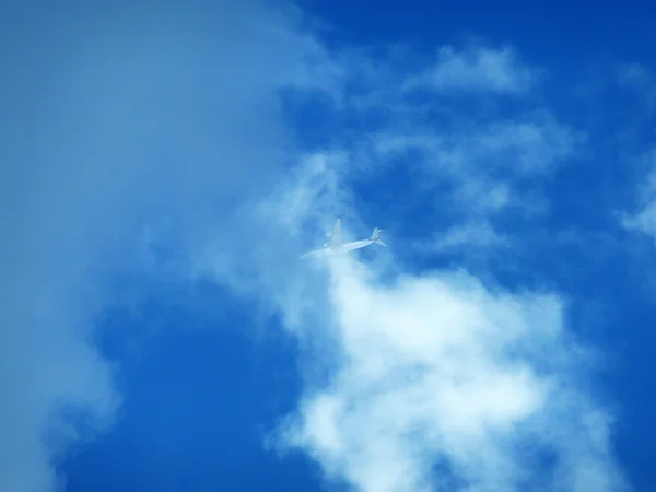 높은 비행 비행기 — 스톡 사진