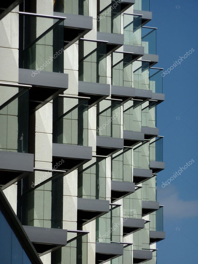 Ein blick auf einige balkone an ein modernes gebäude foto von harveysart