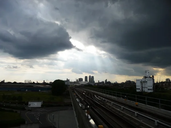 Перегляд хмара Docklands залізниця — стокове фото