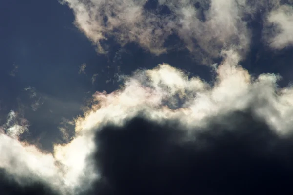 Облака высоко в небе — стоковое фото