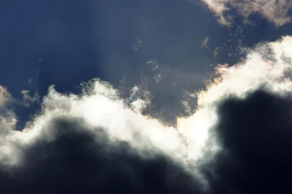 Ψηλά στον ουρανό τα σύννεφα — Φωτογραφία Αρχείου