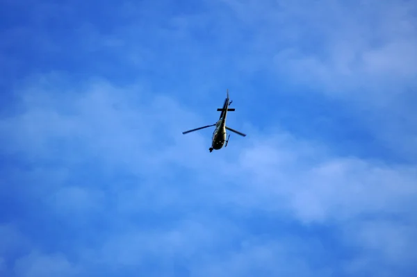 Helikoptervliegen — Stockfoto