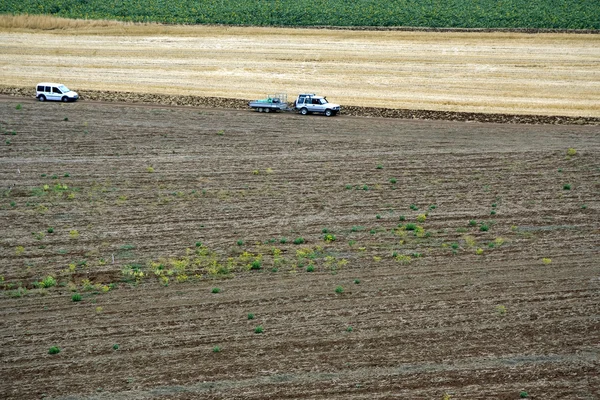 Peisaj cu teren rural și mașini — Fotografie, imagine de stoc