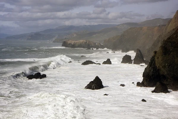 Океан и скалы рядом с Сан-Франциско в Калифорнии — стоковое фото