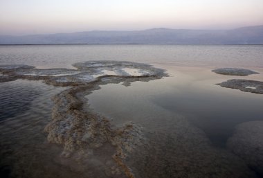 ölü deniz tuzu ve su