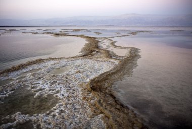 ölü deniz tuzu ve su