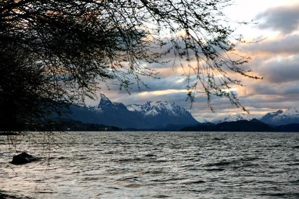 Vista do pôr do sol em Bariloche — Fotografia de Stock