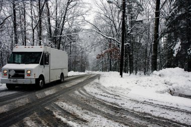 Karlı bir ormandaki bir yolda kamyon