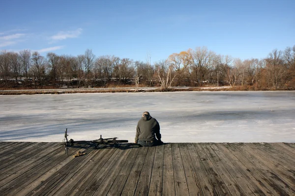 Donmuş nehir ve bir adam — Stok fotoğraf