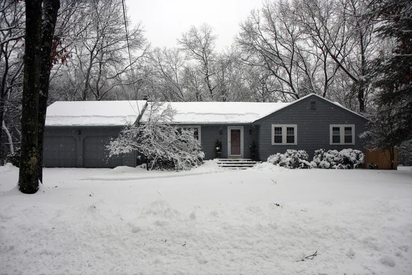 Casa em floresta nevada — Fotografia de Stock
