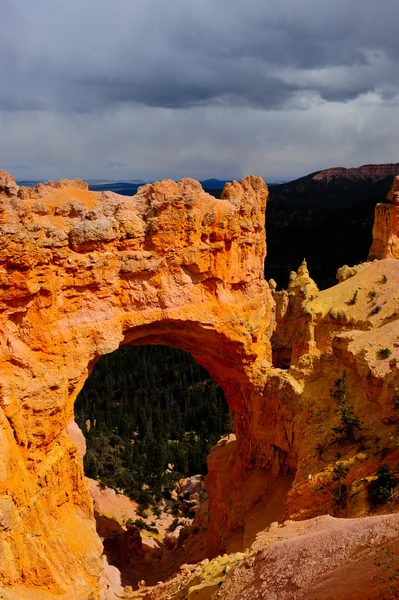 Natuurlijke brug bryce canyon Nationaalpark — Stockfoto