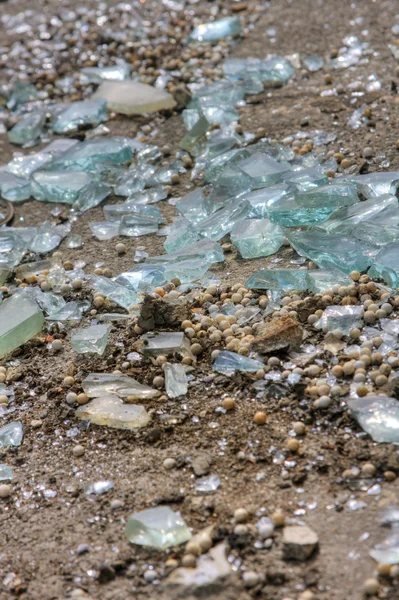Pedaços de vidro quebrado — Fotografia de Stock