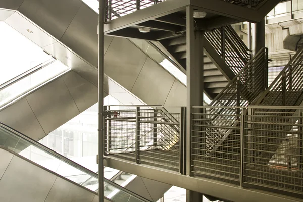 Moderna escalera mecánica y una tradición escaleras — Foto de Stock