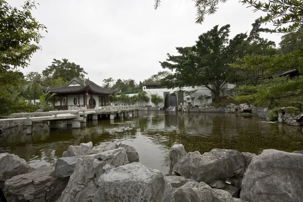 Jardín chino y estanque —  Fotos de Stock