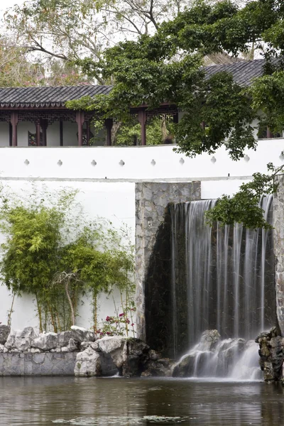 Kinesiska trädgården och dammen — Stockfoto