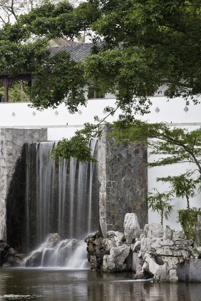 Китайский сад и пруд — стоковое фото