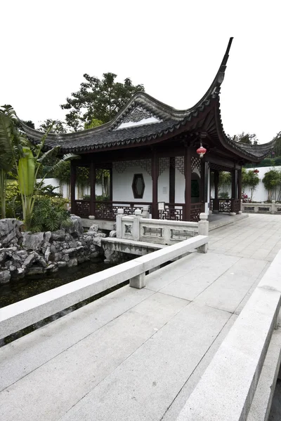 Китайский сад и пруд — стоковое фото