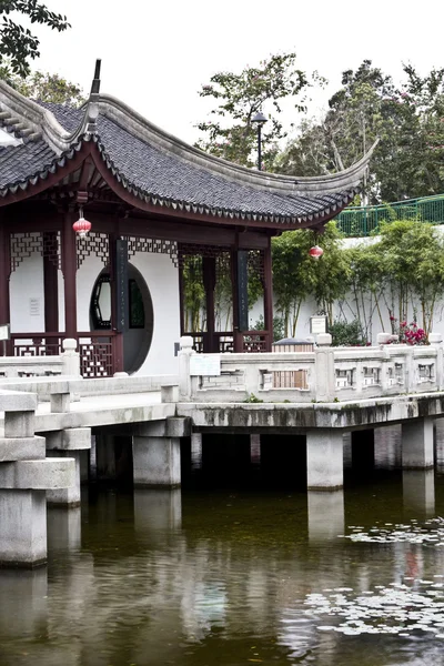 Čínská zahrada a rybník — Stock fotografie