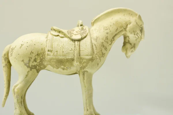 Κεραμική άλογο στο λούστρο — Φωτογραφία Αρχείου