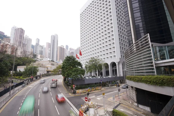 Трафік через центр міста в Гонконгу — стокове фото