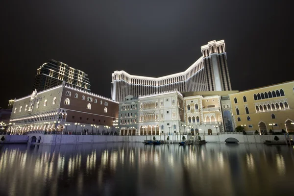 Ett stort hotell och casino på natten — Stockfoto