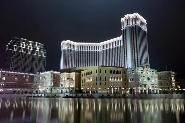 Величезний готель і казино вночі — стокове фото
