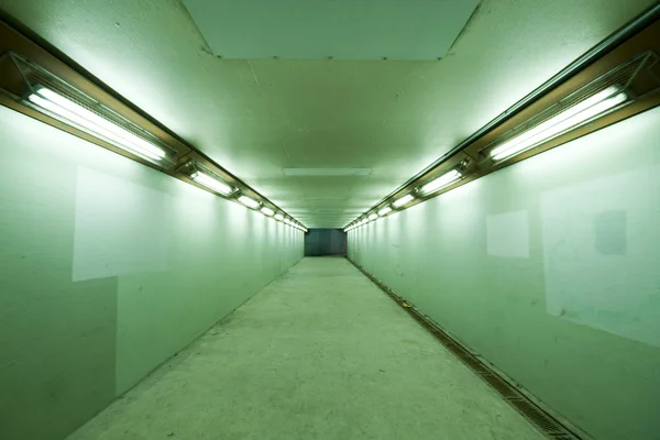 Túnel longo com lâmpadas — Fotografia de Stock