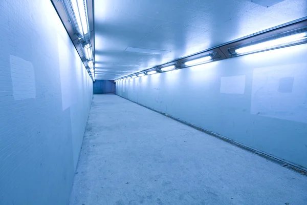 Lange tunnel met lampen — Stockfoto
