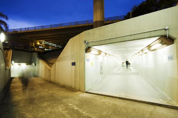 Lång tunnel med lampor — Stockfoto
