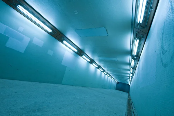 Lange tunnel met lampen — Stockfoto