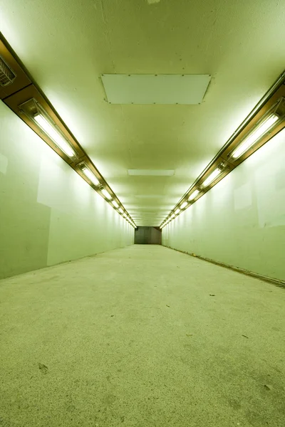 Długi tunel z lampy — Zdjęcie stockowe