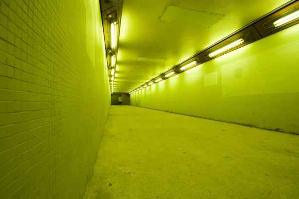 Túnel largo con lámparas —  Fotos de Stock